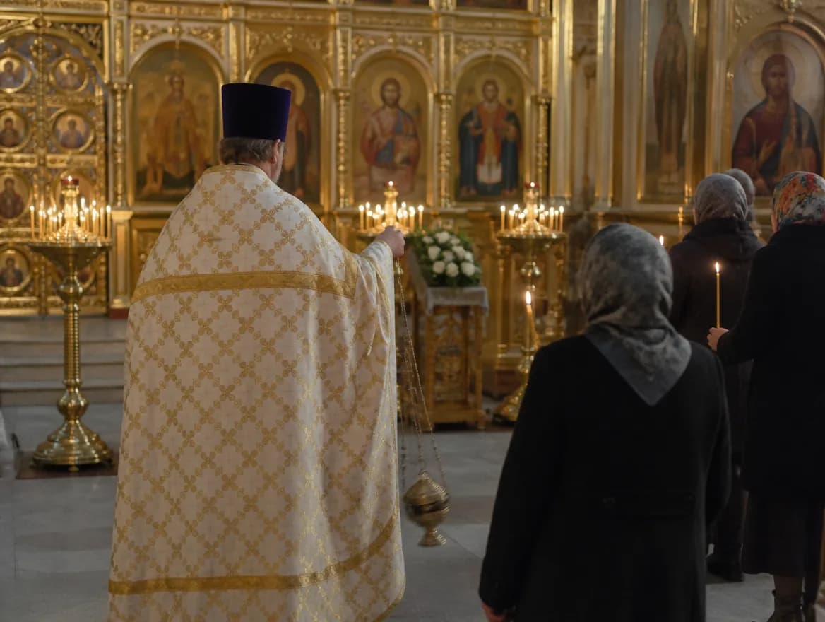 Церковное отпевание: священник перед иконостасом и прихожане со свечами — Memorial Ritual, Алматы